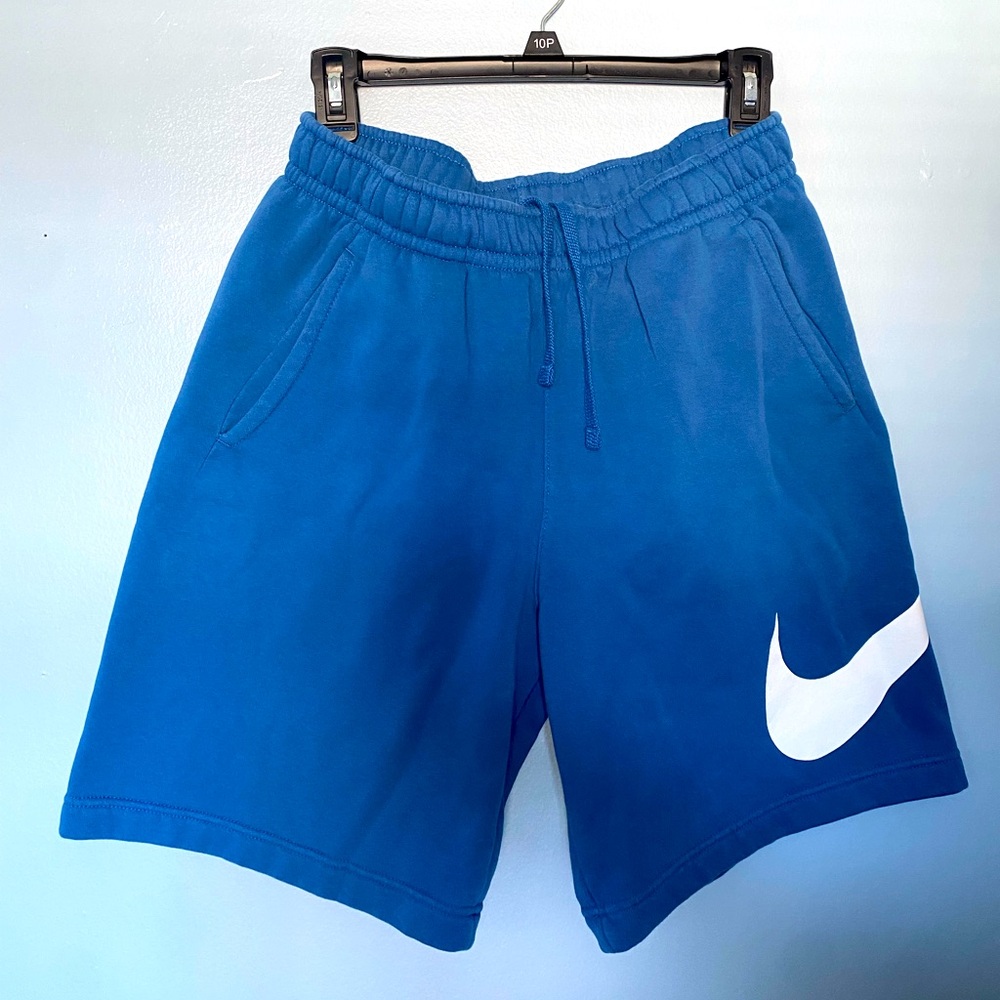 Nike Club graphic shorts in blue